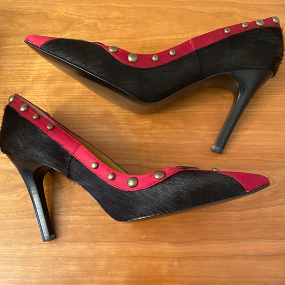 Black leather (“pony hair”) pointy toed high heeled pumps Size 7.5M. - Picture 2 of 11